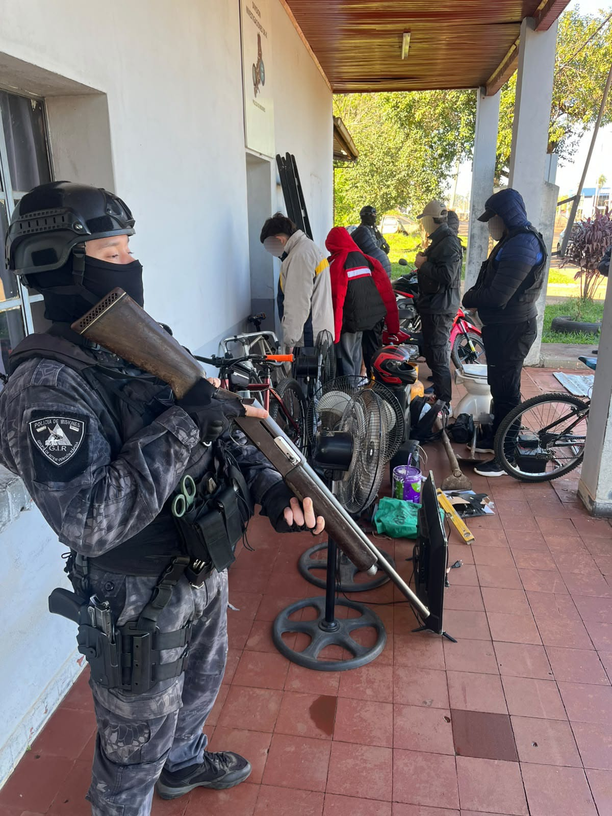 Allanamientos simultáneos permitieron detener a cinco personas vinculadas a la banda de 'Los Paredes' y desarticular un narco búnker