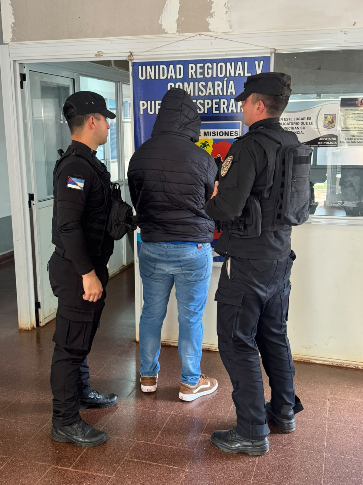 Allanaron una vivienda en Puerto Esperanza y detuvieron a un hombre buscado por una estafa en La Rioja